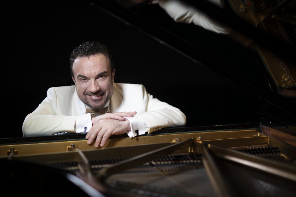 «А снег идет...». Сергей Жилин & Фонограф. Театральный зал Московский международный Дом музыки смотреть онлайн