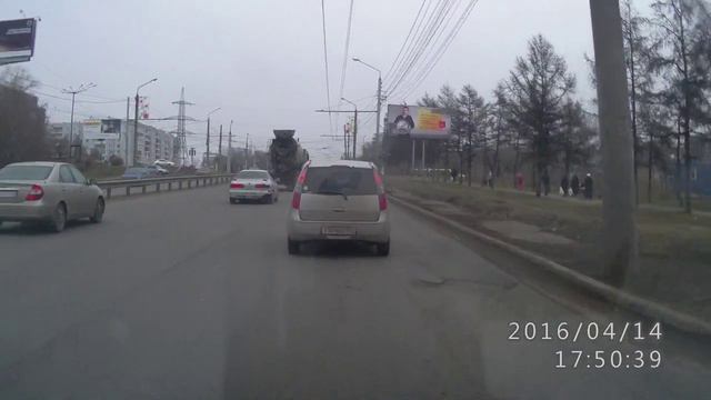 автобус и мерседес проезжают на красный смотреть онлайн