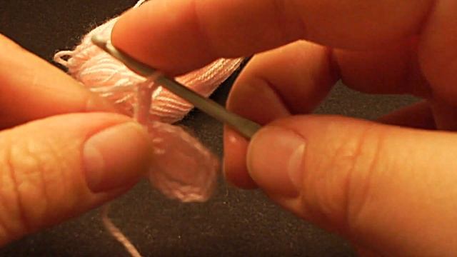 Как связать цветок крючком. Уроки для начинающих вязать крючком. Сrocheted flower смотреть онлайн