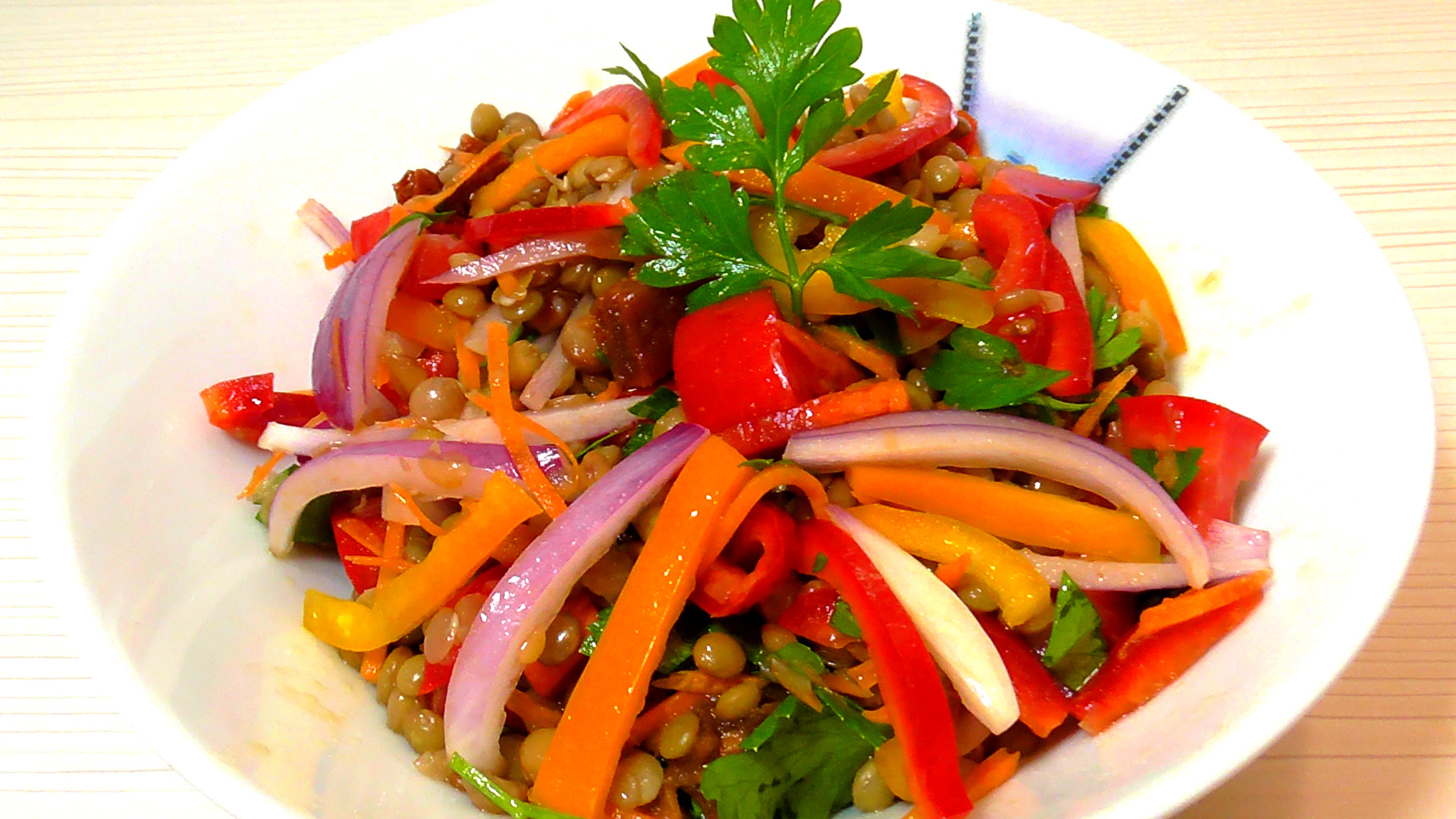 Очень вкусный салат из чечевицы и овощей. Как приготовить салат..mp4