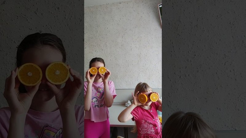 Выжимаем апельсиновый сок #orange #juse #софия #елизавета #family #sofia #liza #moulinex #дети #2024