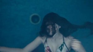 Дама в бассейне