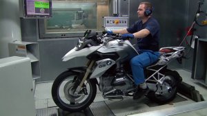 Как собирают мотоцикл BMW S 1000 R на заводе BMW. Берлин 2014 год