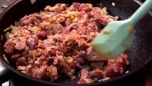 Как вкусно приготовить куриную печенку? Сливочная куриная печень с рассыпчатой перловкой.