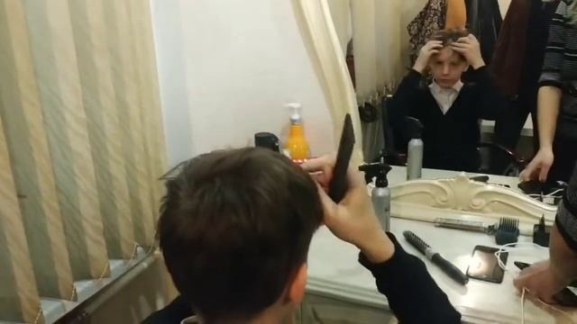 В салон красоты к маме пришли сын и папа. Мужчины на территории красоты. смотреть онлайн