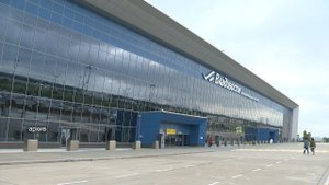 Скандал в аэропорту. Женщине не разрешили взять костыли в самолёт