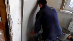 Как приклеить гипсокартон на стену и выровнять его под шпаклёвку.