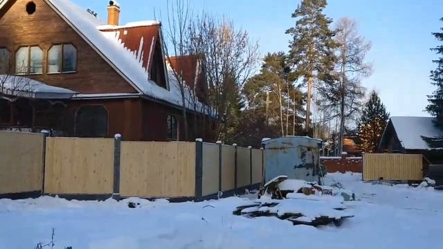 Заборы. Капитальный бетонный забор с деревянными секциями, цвет сосна. Монтаж заборов.
