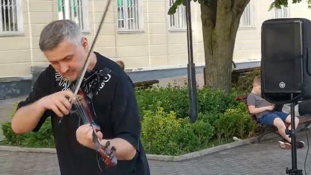 Виртуоз скрипки Артем Реутов выступает в Геленджике смотреть онлайн