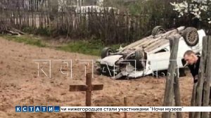 18-летняя девушка на «Субару» залетела на участок соседа, сделав несколько оборотов