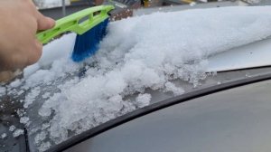 Как не повредить лак автомобиля зимой.