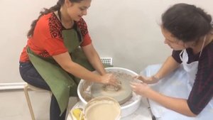 Актриса Мария Кунах в гончарной мастерской ArtClayStudio