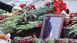 «Мы с вами, держитесь»: как Россия отреагировала на страшный теракт в «Крокусе»