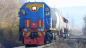 Маневровый тепловоз ТЭМ18-121  с составом.