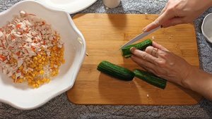 Крабовый салат с кукурузой и рисом