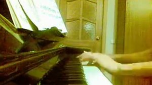 девушка красиво играет на пианино Yann Tiersen - Spring Piano cover