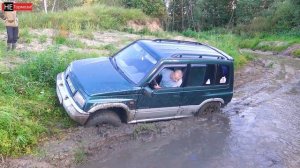 Рубанули джиперы через ручей.