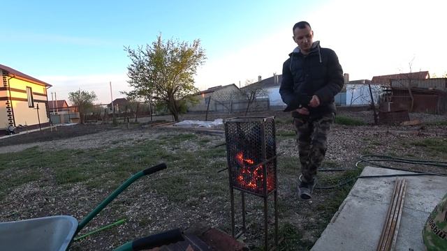 Забор доварили Мангал смастерили Мясо подвесили жарить смотреть онлайн