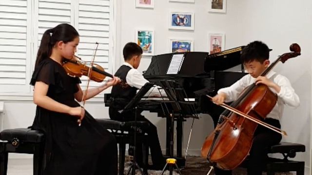 NZ Star Trio : Debussy Piano Trio 4th movt / Libertango by Piazzolla смотреть онлайн