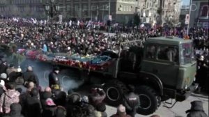 Тысячи жителей Донецка пришли попрощаться с убитым комбатом "Гиви"