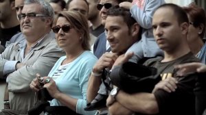 Маленькая девочка бросила музыканту монетку! И тут произошло невероятное