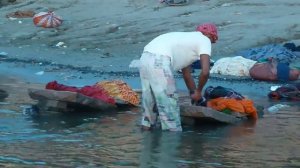 Стирка в Ганге, Варанаси, Индия. Washing in the Ganges. Varanasi. India