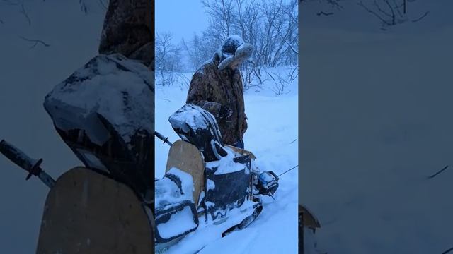 Лебедка тащит снегоход рысь