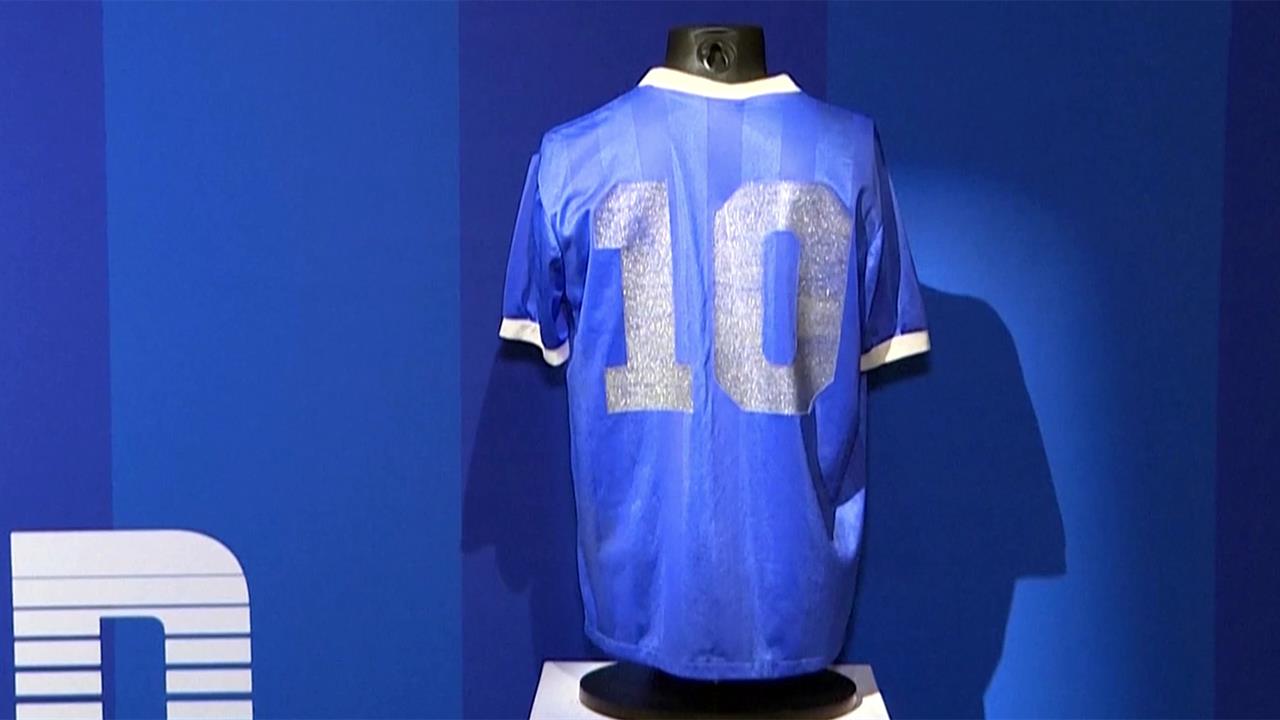 На аукционе за футболку Диего Марадоны заплатили более девяти миллионов долларов