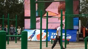 Андрей Кобелев на открытие workout площадки в Красноярске
