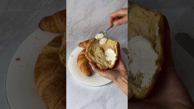Круассан с авокадо и форелью - моя любовь с первого укуса!