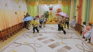 Детская, подвижная игра "Оббеги лужи под зонтом" Подг.гр.-2018г.