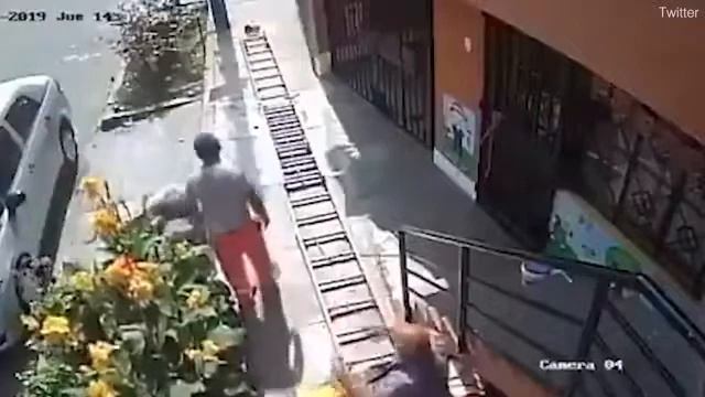 Рабочий упал с 10 метров после того, как пенсионер встряхнул лестницу, мешавшую проезду смотреть онлайн