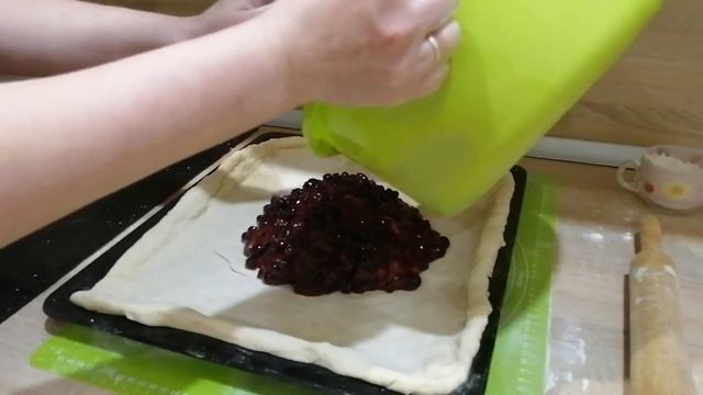 Сдобное дрожжевое тесто?.Пирог с ягодами и плюшки.