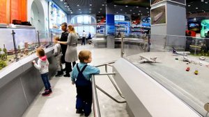 Филипп и Лев увидели игрушечные поезда