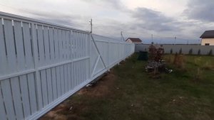 ЗАБОР С ОТКАТНЫМИ ВОРОТАМИ В ЧЕХОВЕ RAL 9003 RAL 9010 ЕВРТОШТАКЕТНИК БЕЛОГО ЦВЕТА