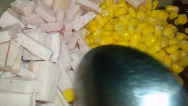 Салат с фасолью и сухариками