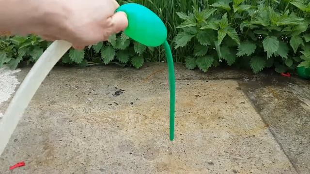 Надуваем шарики водой красный желтый зеленый синий и лопаем. смотреть онлайн