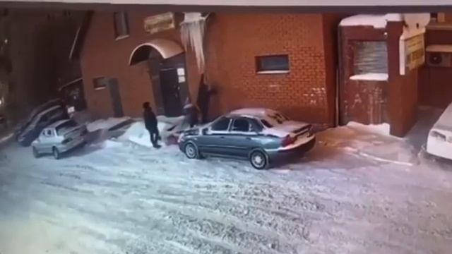 Падение сосульки на ребенка #Жуковский ул.Гагарина .Девочка с легким ушибом