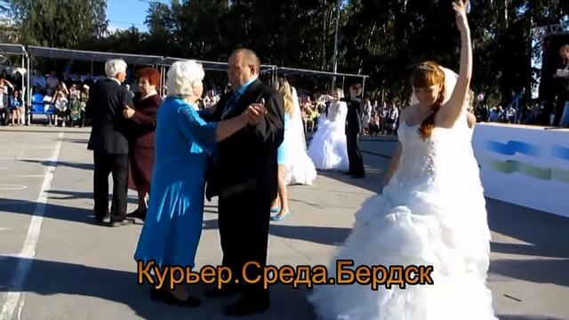 Свадебный танец золотых юбиляров и молодоженов в Берд