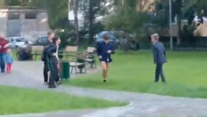 МАЛЬЧИК БЕЗ ШТАНОВ НА ДЕТСКОЙ ПЛОЩАДКИ