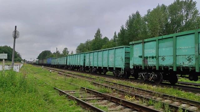 Супер Удача 2ТЭ25КМ с грузовым поездом с 2-мя пассажирскими вагонами и электричкой ЭТ2 смотреть онлайн