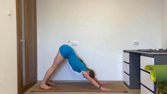 16/30 Бхуджангасана | Йога вдома для початківців | 10 хвилин йоги в день | 30 днів йоги смотреть онлайн