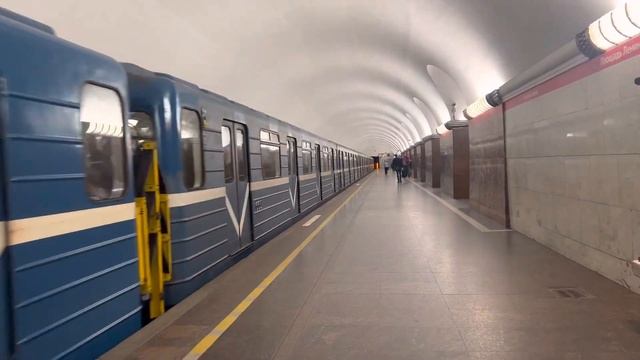 Отправление ЕМА-502 сообщением Проспект Ветеранов-Девяткино от станции Площадь Ленина.