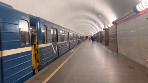 Отправление ЕМА-502 сообщением Проспект Ветеранов-Девяткино от станции Площадь Ленина.