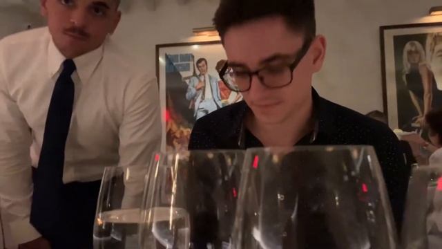 Вкусный стейк, вечерний Нью-Йорк, метро смотреть онлайн