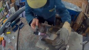 Когда нужно применить хомут с двумя планками для крепления дымохода.