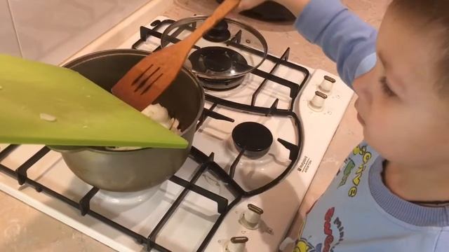 Юный кулинар. Ребенок  готовит в три года! Рецепт куриных сердечек!