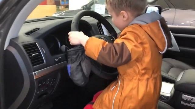 Крутые тачки Тойота, ходим по автосалонам с Мелким, машины снаружи и внутри. Крузак 200, Хайлендер.