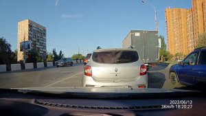 Вместо поворота налево едут по островку безопасности прямо, а один с выездом на встречку на мосту.