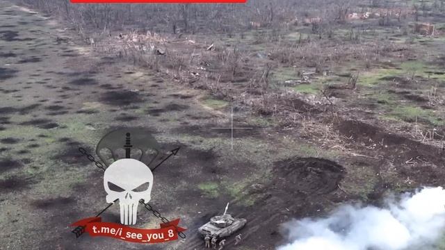 Четвёрка бойцов под прикрытием танка выдвинулась на передний край для эвакуации раненого!